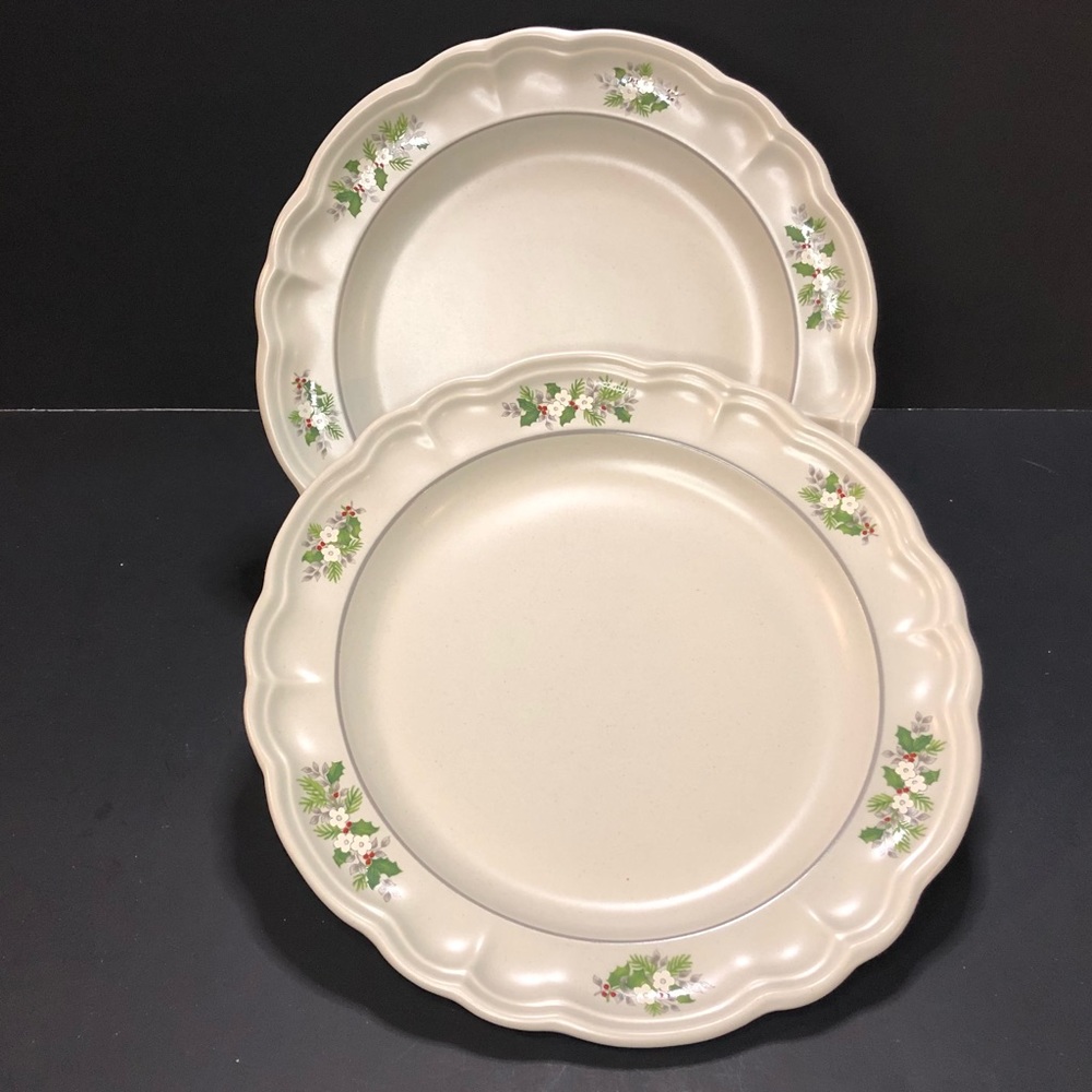 PFALTZGRAFF (discontinued) CHRISTMAS HEIRLOOM DINNER PLATES 10 1/2" SET OF 2.